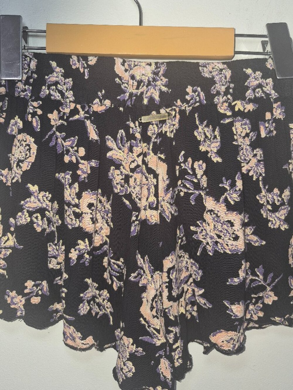 Billabong Women's Small Black Floral Scalloped Shorts Beach Flowy Rayon J203EBEY
